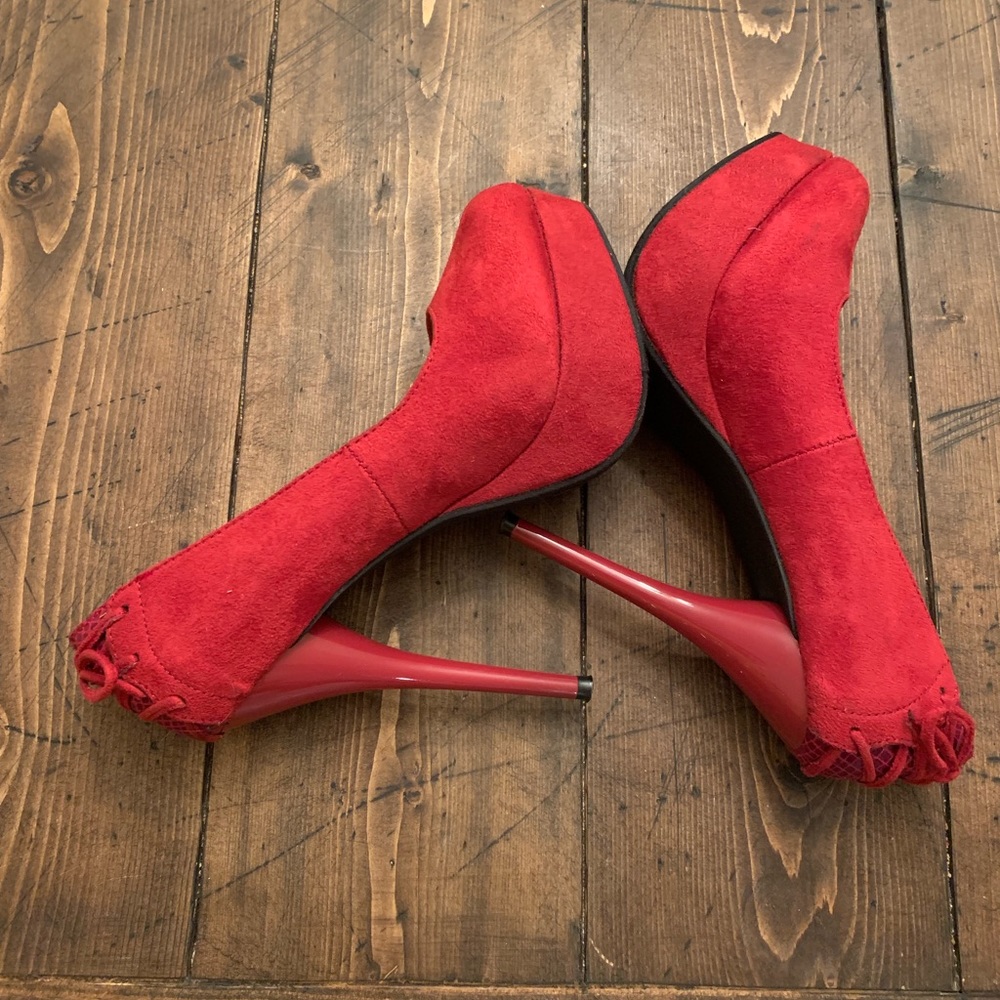 Hot red heels! 👠 - Picture 5 of 8